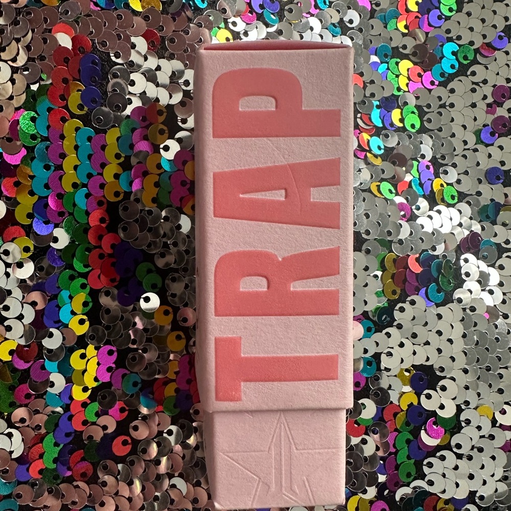 Pink Star-Embossed Lipstick - Picture 4 of 11